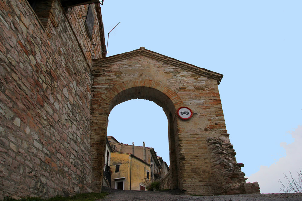 Entrata a Montesecco